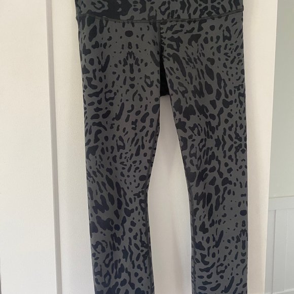 Lululemon Wonder Under Crop - Picture 3 of 4